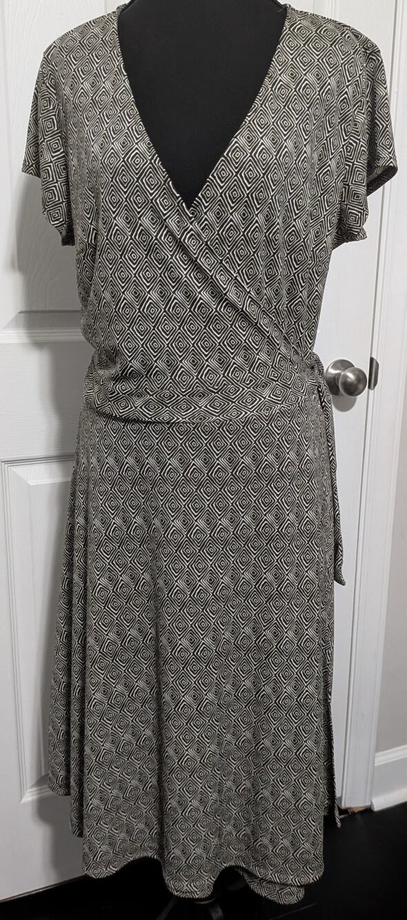 New York & Co Wrap Dress Large L Black White Geometric Midi Short Sleeve V-Neck
